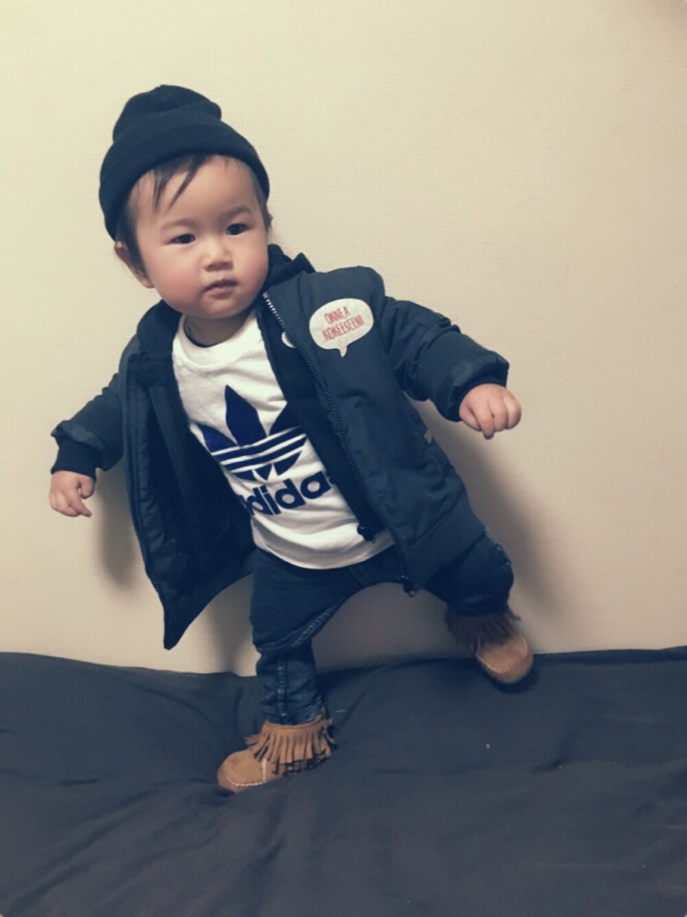 「1歳、男の子、謎のポーズ」｜「しまむらのアイテム（ナイロンジャケット、ブラック系）」を使った、totoさん（キッズ・80cm）の冬コーディネートの1枚目の写真