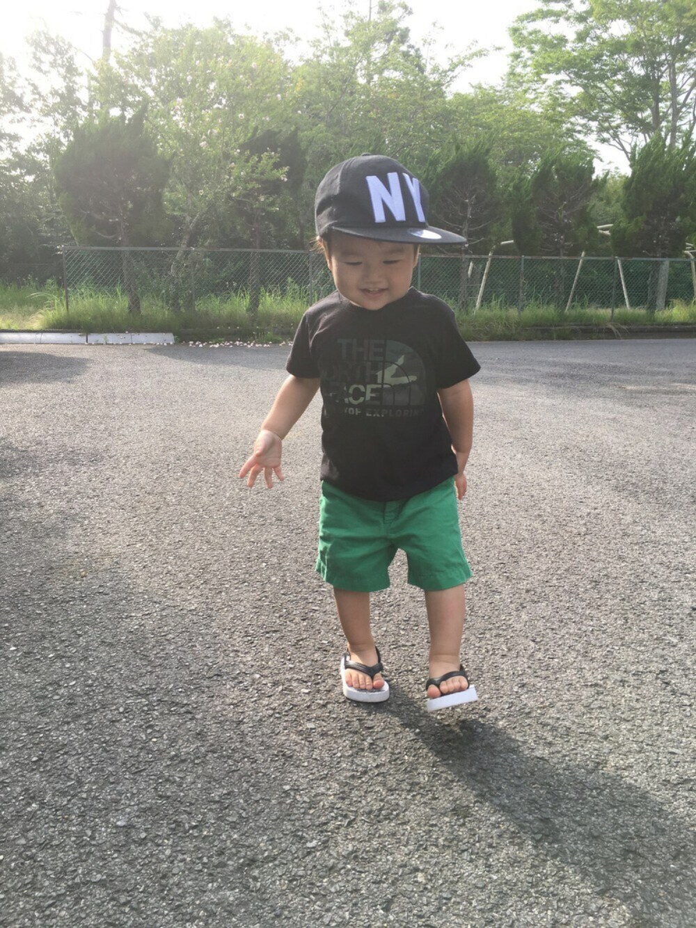 「kids、1歳、男の子」｜「THE NORTH FACEのアイテム（Tシャツ/カットソー、ブラック系）」を使った、totoさん（キッズ・80cm）の夏コーディネートの1枚目の写真