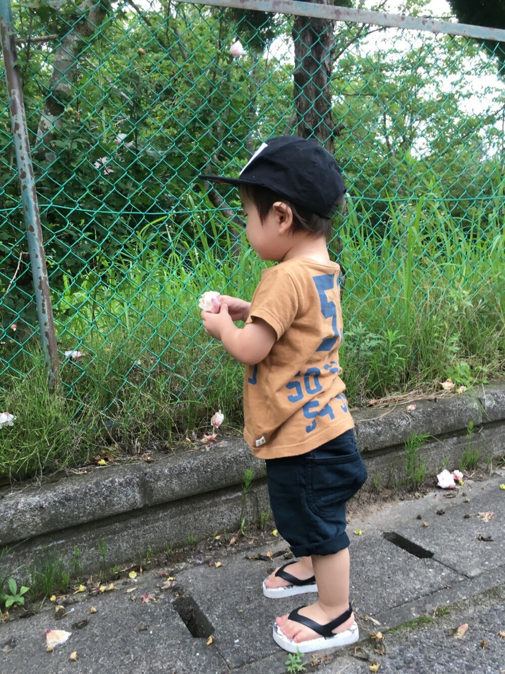 「kids、男の子、キャップ部」｜「URBAN RESEARCH DOORS KIDSのアイテム（Tシャツ/カットソー、オレンジ系）」を使った、totoさん（キッズ・80cm）の夏コーディネートの1枚目の写真