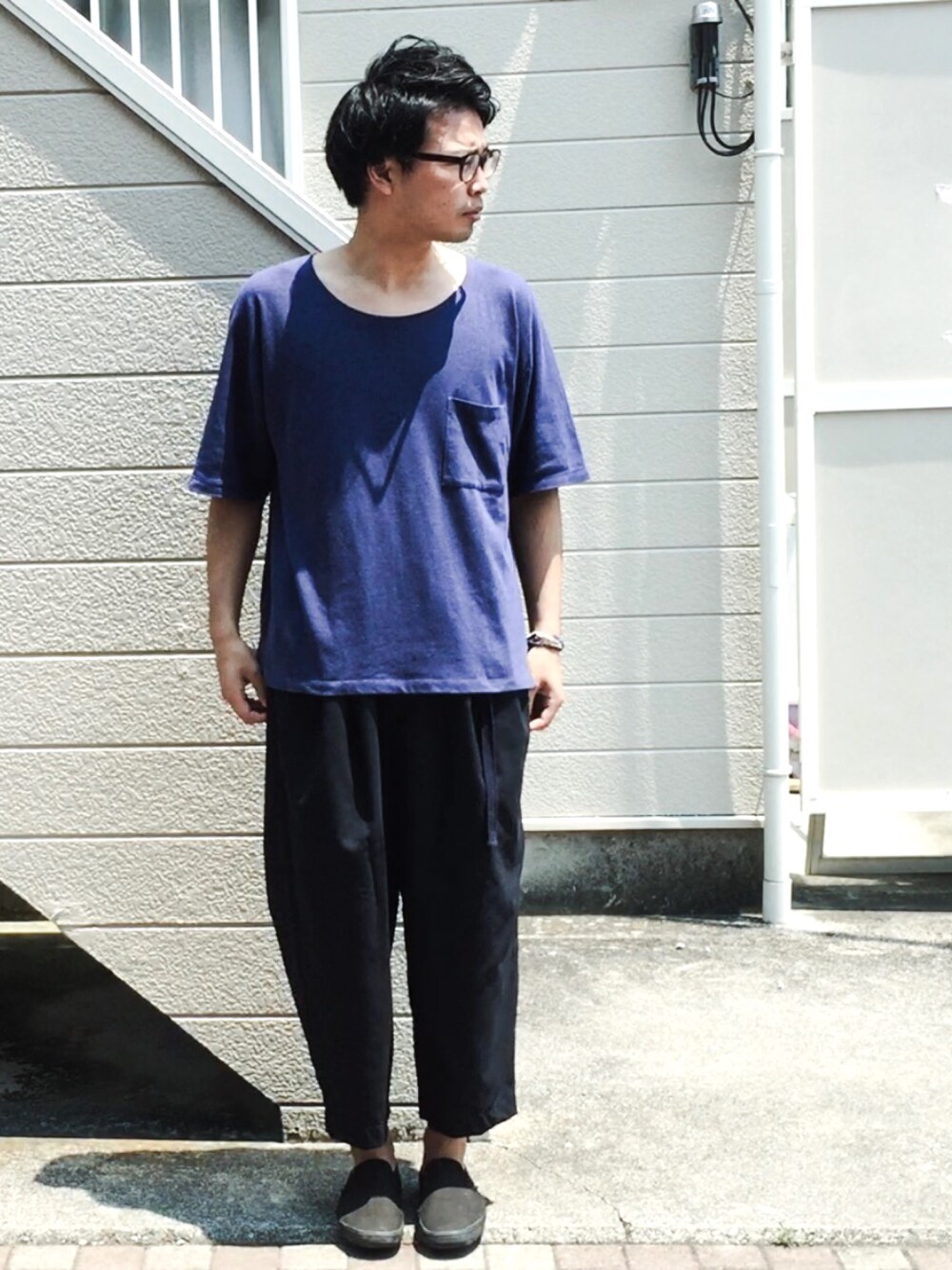 ブルー系のTシャツ/カットソー、ブルー系のスラックス、ブラック系のスニーカーを着用したメンズの春コーディネートの1枚目の写真