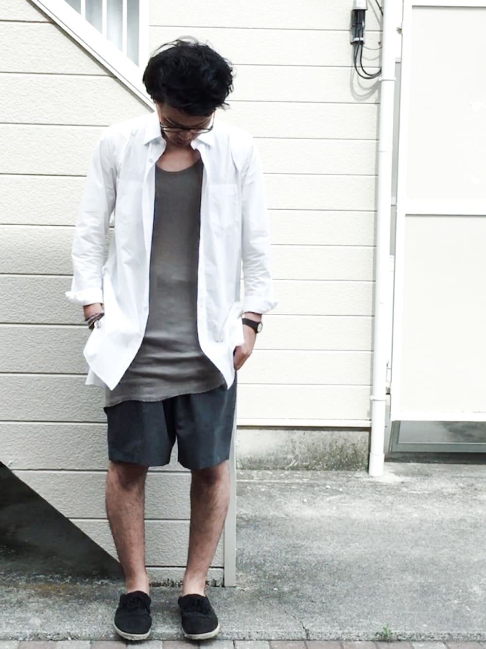 ホワイト系のシャツ/ブラウス、グリーン系のタンクトップ、グレー系のその他パンツを着用したメンズの夏コーディネートの1枚目の写真