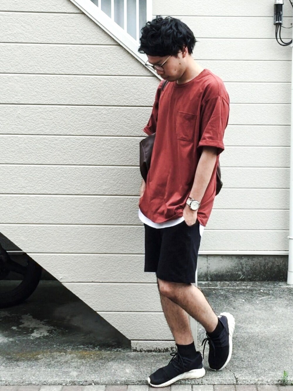 レッド系のTシャツ/カットソー、ホワイト系のタンクトップ、ブラウン系のトートバッグを着用したメンズの夏コーディネートの1枚目の写真