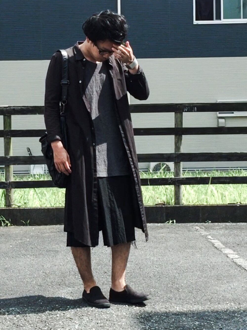 ブラック系のシャツ/ブラウス、グレー系のTシャツ/カットソー、ブラック系のその他パンツを着用したメンズの夏コーディネートの1枚目の写真