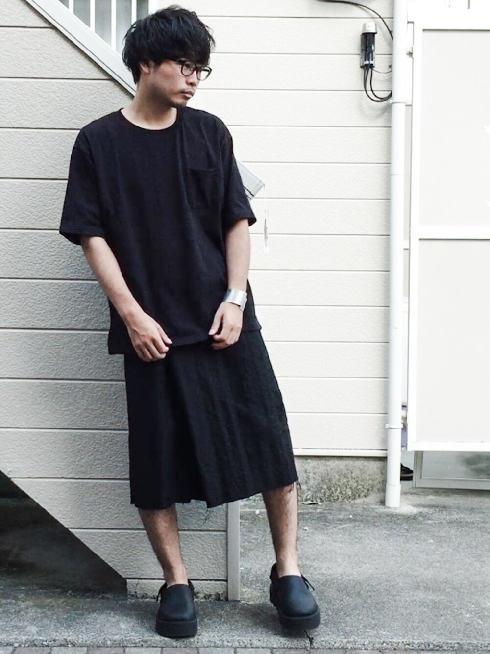 ブラック系のTシャツ/カットソー、ブラック系のその他パンツ、ブラック系のシューズを着用したメンズの夏コーディネートの1枚目の写真