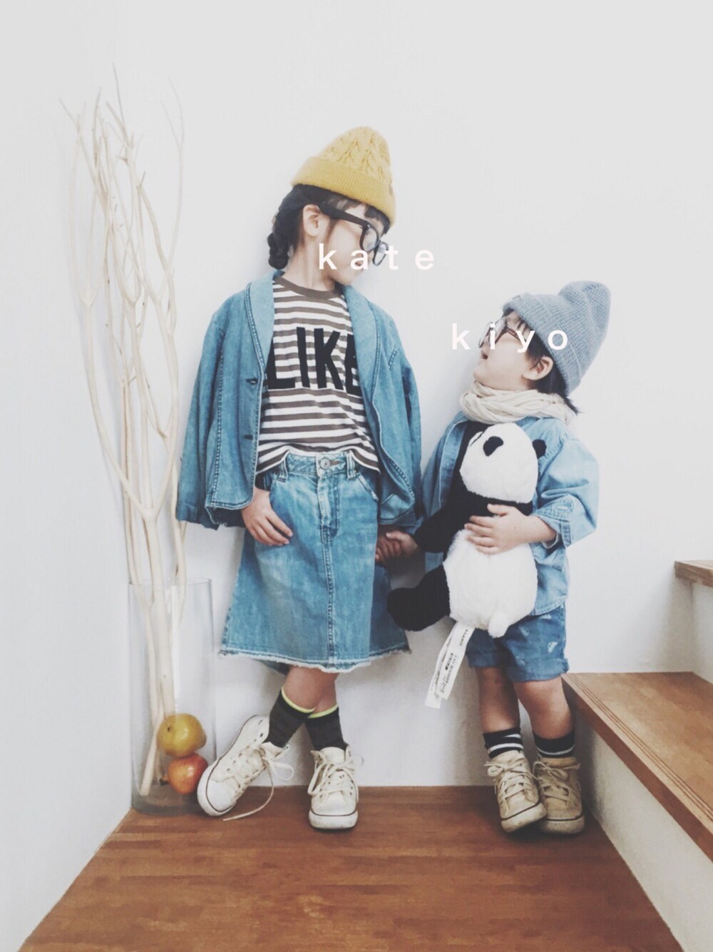 グリーン系のTシャツ/カットソー、その他のソックス/靴下、その他のその他を着用したキッズの春コーディネートの1枚目の写真