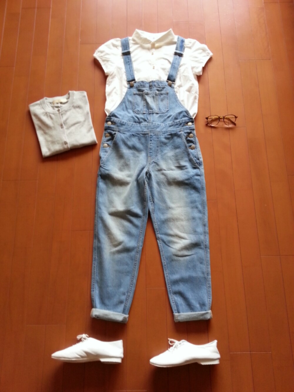 「オーバーオール、ブラウス、ペタンコ靴、カーディガン、めがね、ピクニック、春色」｜「LOWRYS FARMのC/Lデニムオーバーオール 461351（サロペット/オーバーオール、ブルー系）」を使った、*kumiko*さん（レディース・157cm）の春コーディネートの1枚目の写真