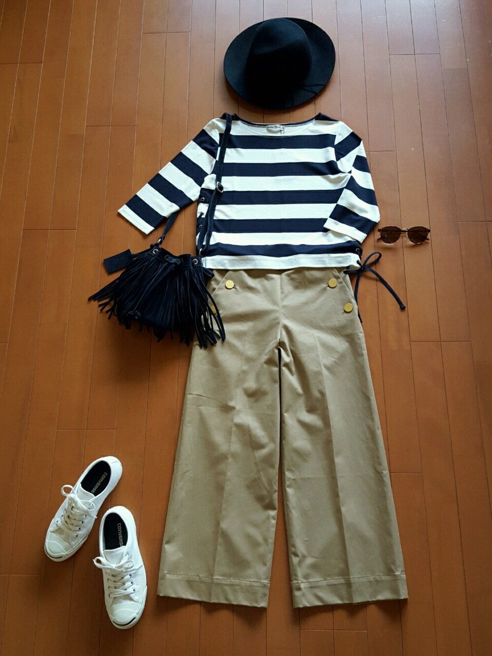 ベージュ系のパンツ、その他のトップス、ブルー系のショルダーバッグを着用したレディースの夏コーディネートの1枚目の写真