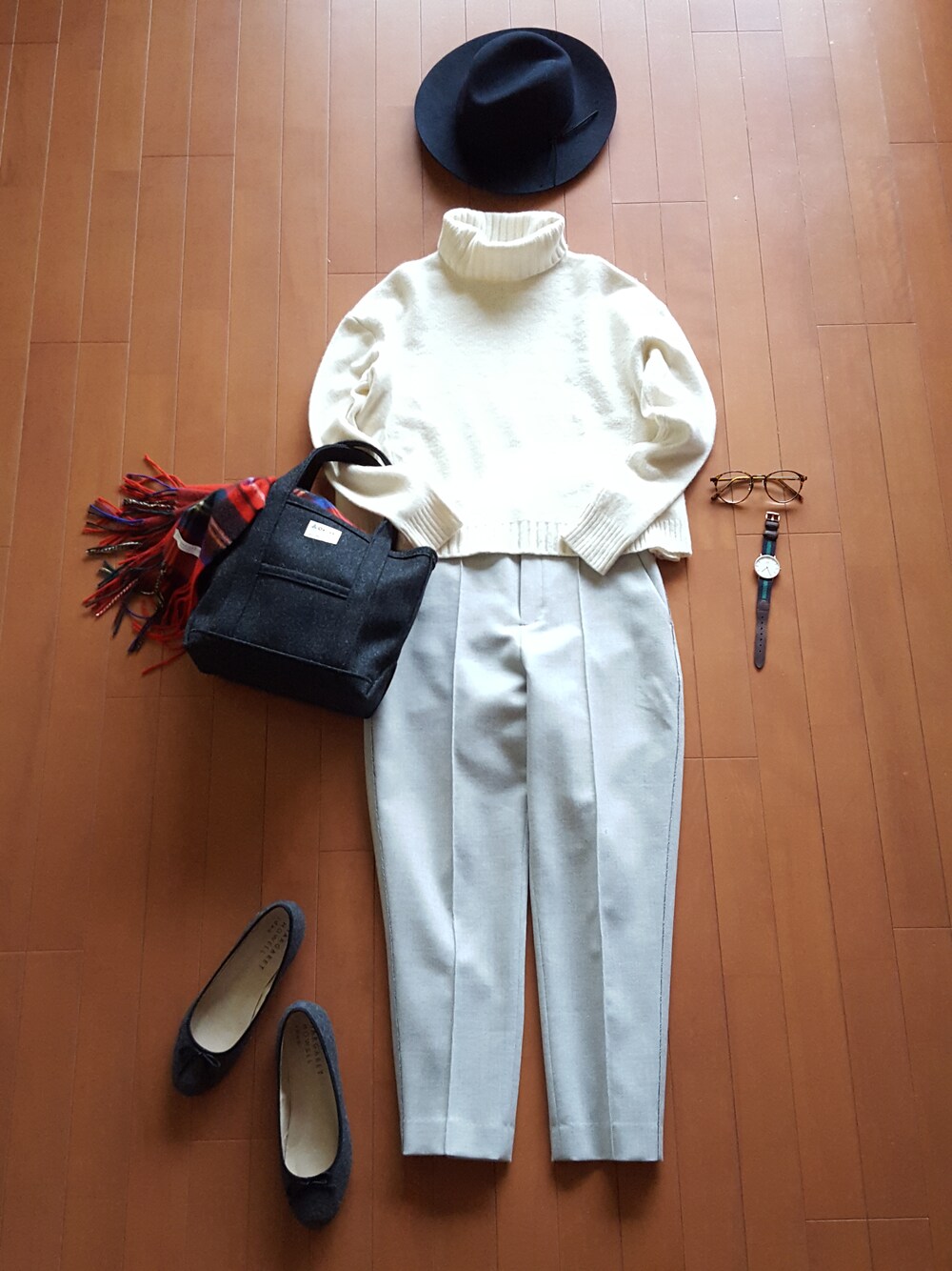 グレー系のトートバッグ、ホワイト系のニット/セーター、グレー系のその他パンツを着用したレディースの秋コーディネートの1枚目の写真