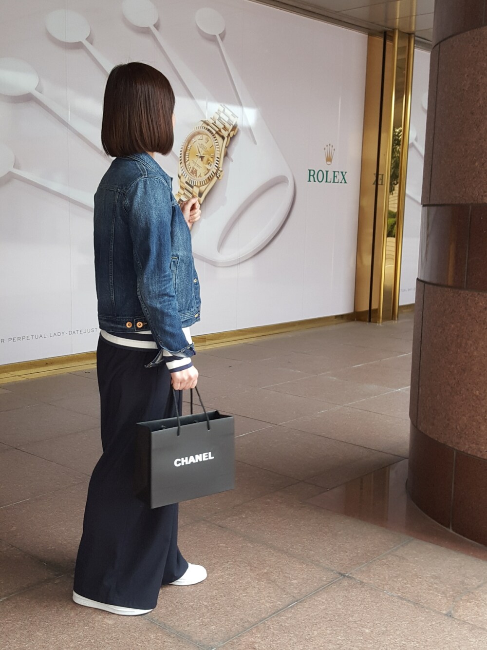 「ワイドパンツ、横向きちゃん。、トートバッグ、Gジャン、ボーダー、シンプルコーデ、アダルトおカワたん部、デニムジャケット、アディダス、オトナカジュアル」｜「JOURNAL STANDARD relumeのTR ストレッチタックワイドパンツ◆（パンツ、ブルー系）」を使った、*kumiko*さん（レディース・157cm）の冬コーディネートの1枚目の写真