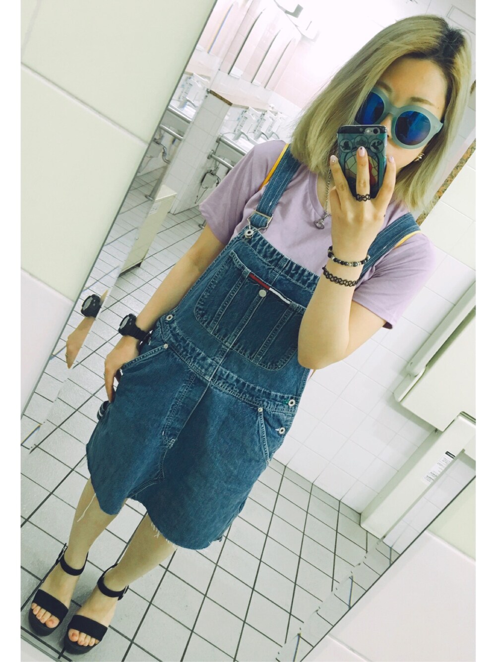 「夏コーデ、ラフ、TOMMY HILFIGER、Vivienne Westwood、サングラス、サロペット、デニム、used」｜「used tommyのアイテム（サロペット/オーバーオール、ブルー系）」を使った、ascさん（レディース・151cm）の夏コーディネートの1枚目の写真