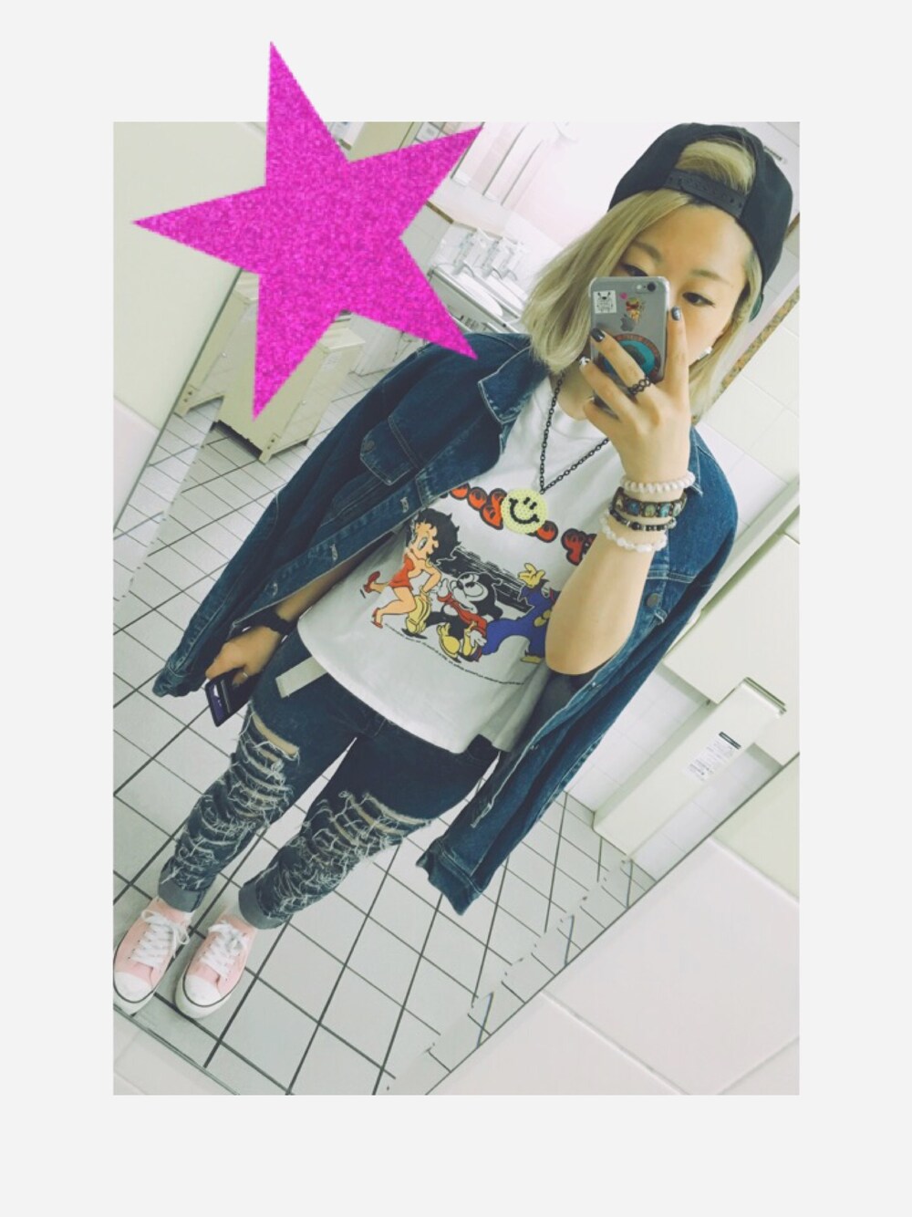 ホワイト系のTシャツ/カットソー、ブルー系のデニムパンツ、ブルー系のデニムジャケットを着用したレディースの夏コーディネートの1枚目の写真