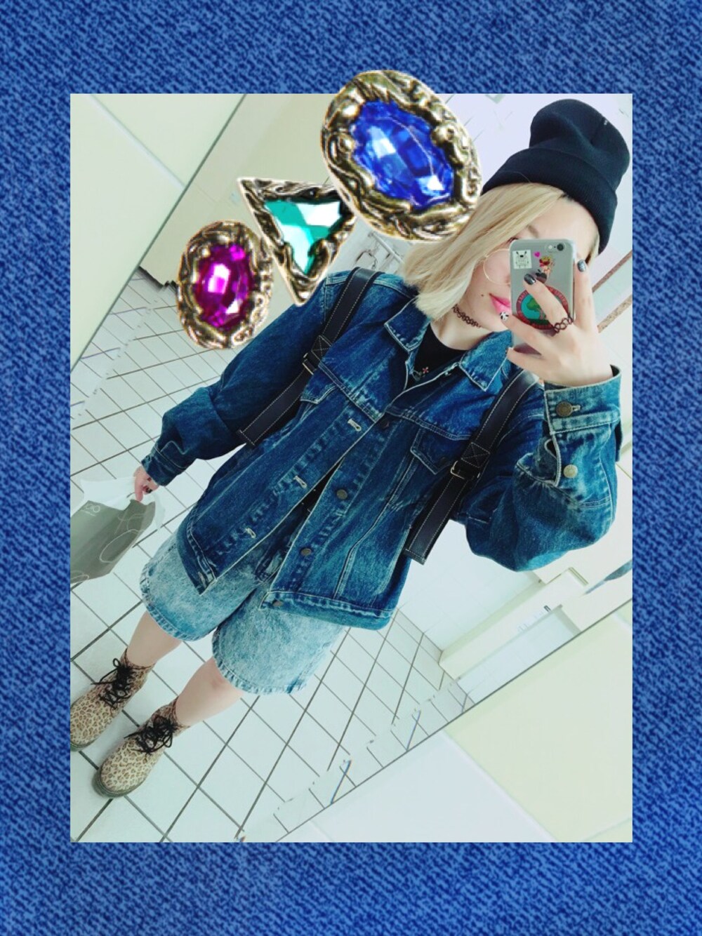 ブルー系のデニムパンツ、ブラック系のバックパック/リュック、ブラック系のTシャツ/カットソーを着用したレディースの秋コーディネートの1枚目の写真