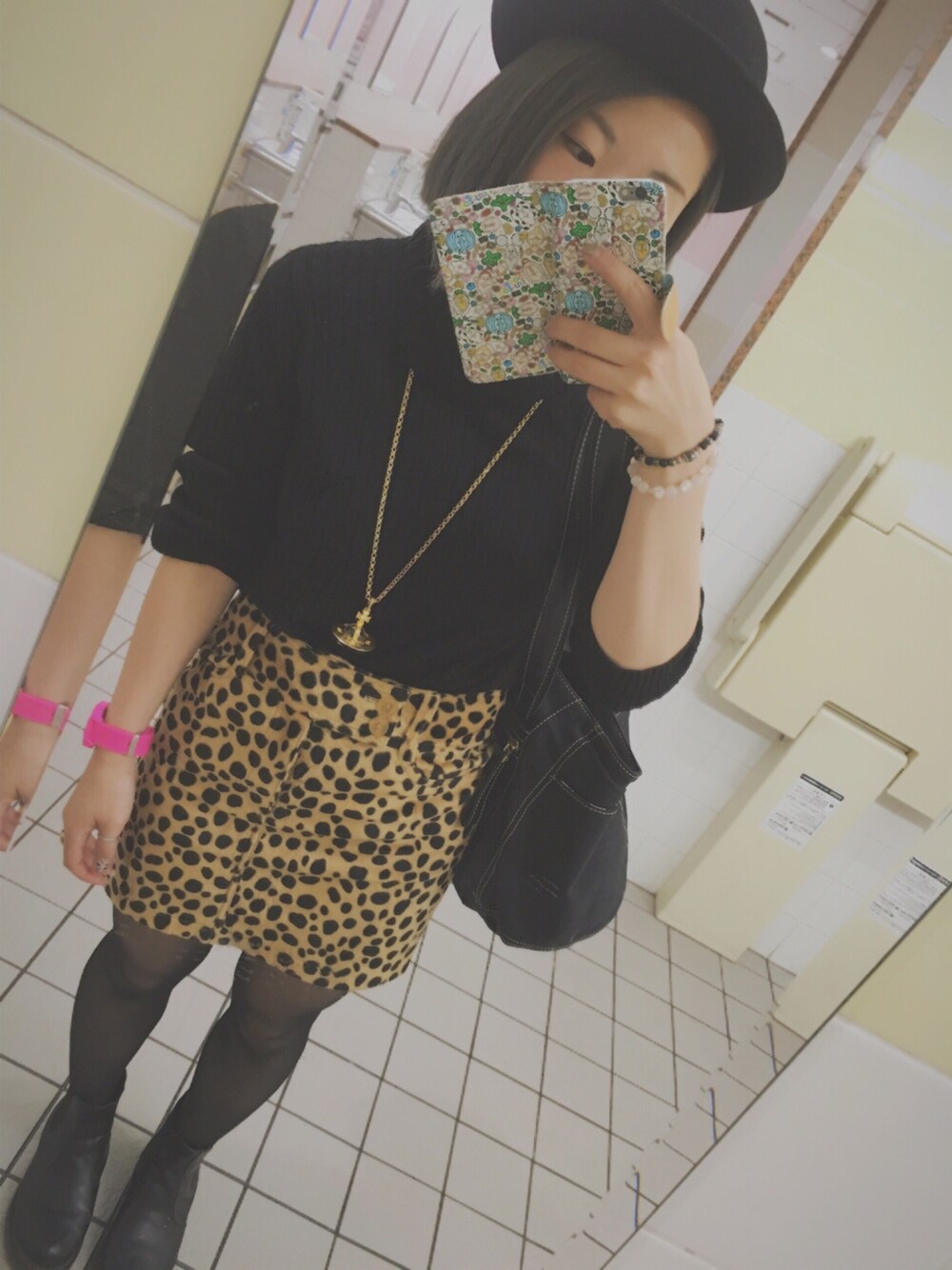 「秋コーデ、タートルネック、ダルメシアン柄、used、black、Vivienne Westwood、H&M、厚底シューズ、スカート、ボーラーハット」｜「ちふれの赤リップ🌹のアイテム（口紅/リップティント/グロス、レッド系）」を使った、ascさん（レディース・151cm）の秋コーディネートの1枚目の写真