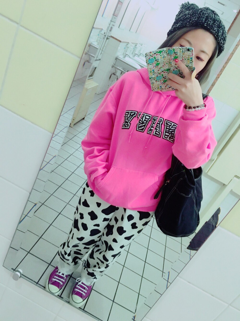 「秋のコーデ、ootd、converse、used、ゼブラ柄、ピンク、pink、チャンピオン、スニーカー、ダルメシアン柄」｜「Newネイル💅のアイテム（その他、その他）」を使った、ascさん（レディース・151cm）の秋コーディネートの1枚目の写真
