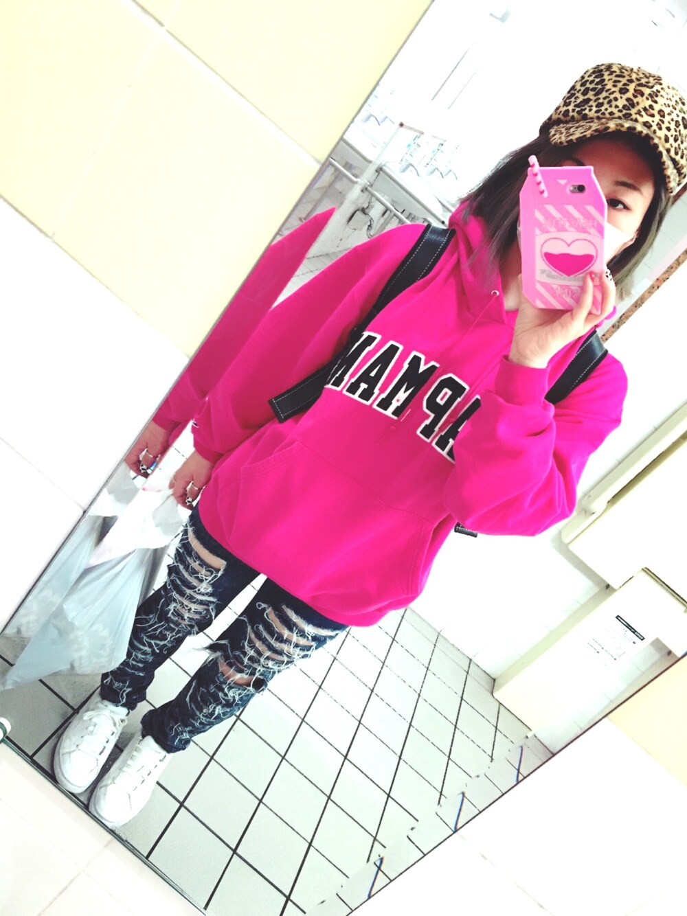 「休日スタイル、Vivienne Westwood、used、古着、CAP、ひょう柄、Champion、ピンク、PUMA、デニム」｜「Championのアイテム（パーカー、ピンク系）」を使った、ascさん（レディース・151cm）の秋コーディネートの1枚目の写真