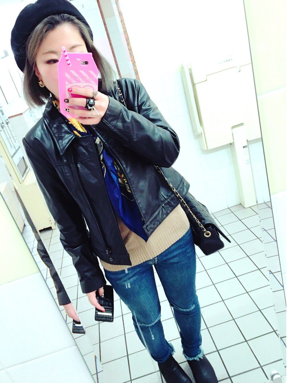「秋のコーデ、デニムパンツ、ootd、Vivienne Westwood、MOSCHINO、UNIQLO、ベレー帽、スカーフ、used、ライダース」｜「Vivienne Westwoodのアイテム（ハンチング/ベレー帽、ブラック系）」を使った、ascさん（レディース・151cm）の秋コーディネートの1枚目の写真