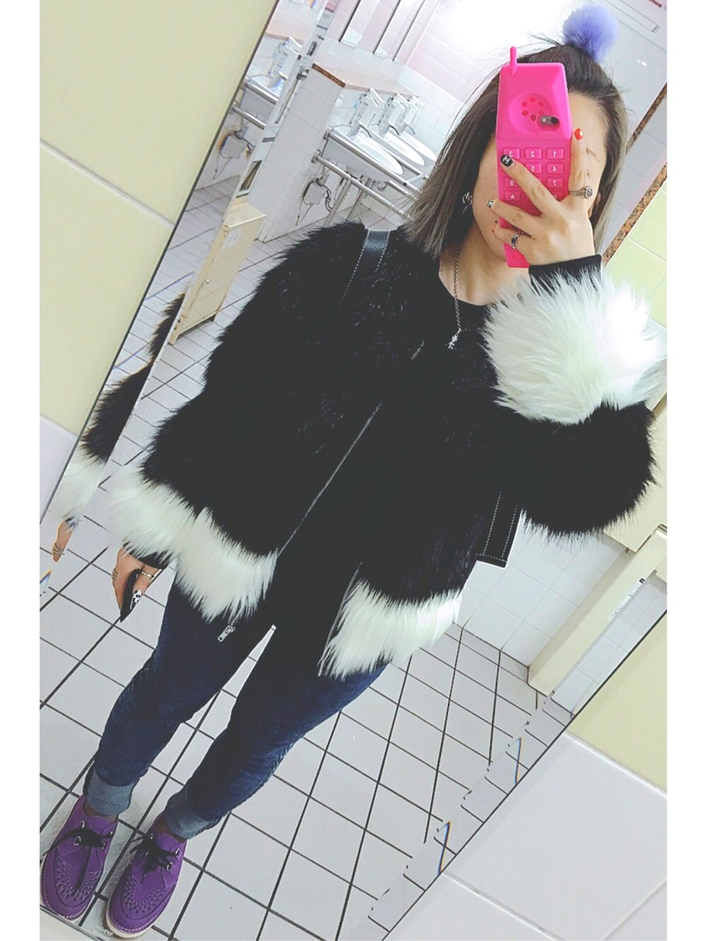 「スキニーデニム、ootd、冬コーデ、ファーコート、H&M、vintage、Vivienne Westwood、used、古着、黒」｜「VINTAGEのアイテム（ピアス（両耳用）、ゴールド系）」を使った、ascさん（レディース・151cm）の秋コーディネートの1枚目の写真
