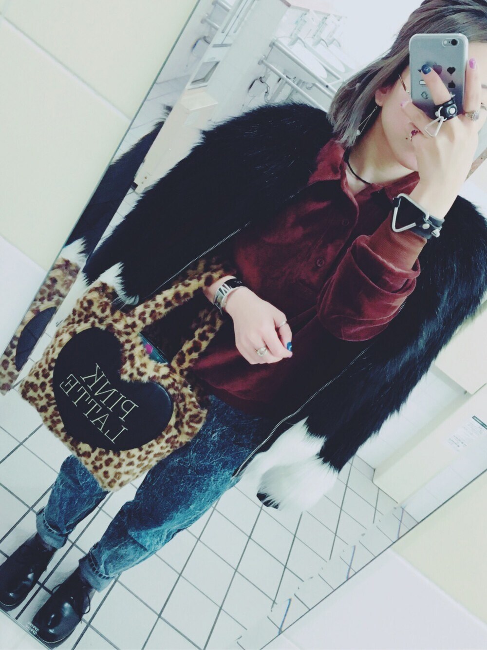 「古着、きれいめカジュアル、used、Vivienne Westwood、H&M、丸メガネ、デニム、ファーコート、ひょう柄、ニュリカデリック」｜「ニュリカ△デリックのアイテム（アクセサリー、ブラック系）」を使った、ascさん（レディース・151cm）の秋コーディネートの1枚目の写真