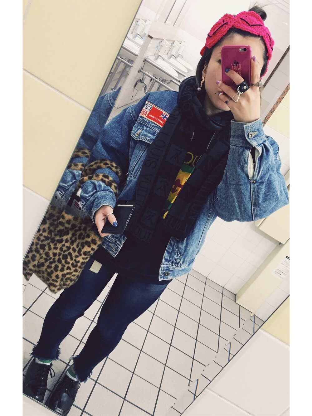 「デニム、ひょう柄、used、古着、デニムオンデニム、ニコちゃん、スウェット、フリンジデニム、デニムパンツ、カジュアルコーデ」｜「Handmadeのアイテム（ヘアバンド、ピンク系）」を使った、ascさん（レディース・151cm）の秋コーディネートの1枚目の写真
