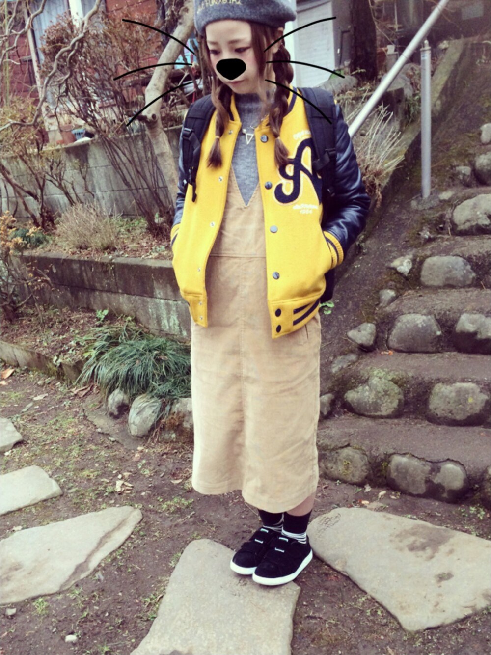 「新年会、スタジャン、コーデュロイ、ベレー帽、スニーカー女子」｜「X-girlのBERET（ハンチング/ベレー帽、グレー系）」を使った、なねこさん（レディース・155cm）の冬コーディネートの1枚目の写真