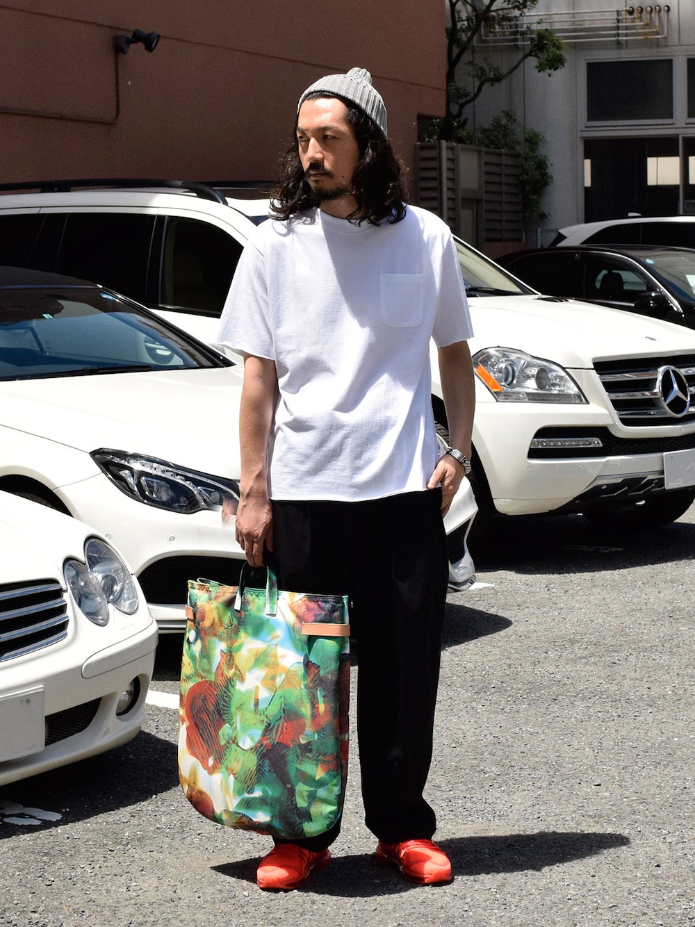 ホワイト系のTシャツ/カットソー、ブラック系のその他パンツ、グリーン系のトートバッグを着用したメンズの夏コーディネートの1枚目の写真