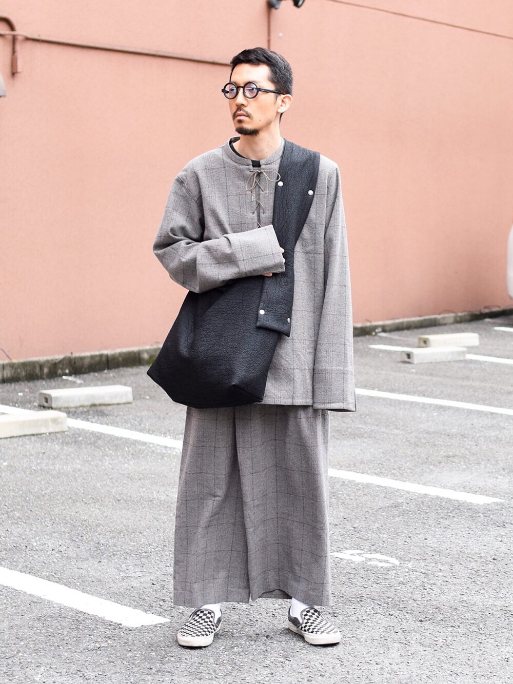 グレー系のシャツ/ブラウス、ブラック系のショルダーバッグ、グレー系のその他パンツを着用したメンズの秋コーディネートの1枚目の写真