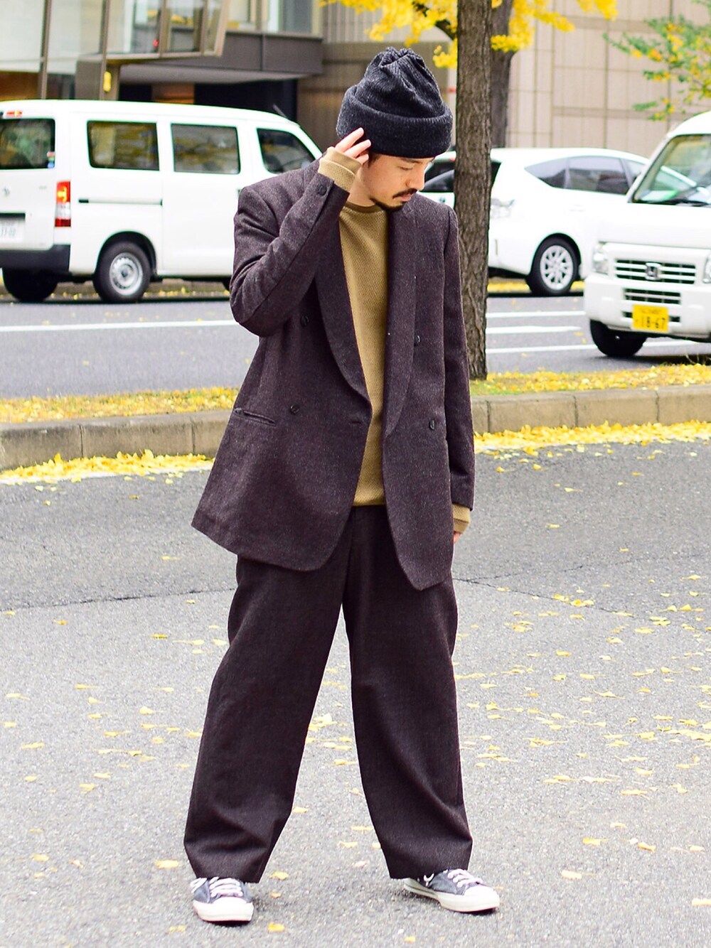 ブラウン系のテーラードジャケット、ブラウン系のその他パンツ、ベージュ系のTシャツ/カットソーを着用したメンズの秋コーディネートの1枚目の写真