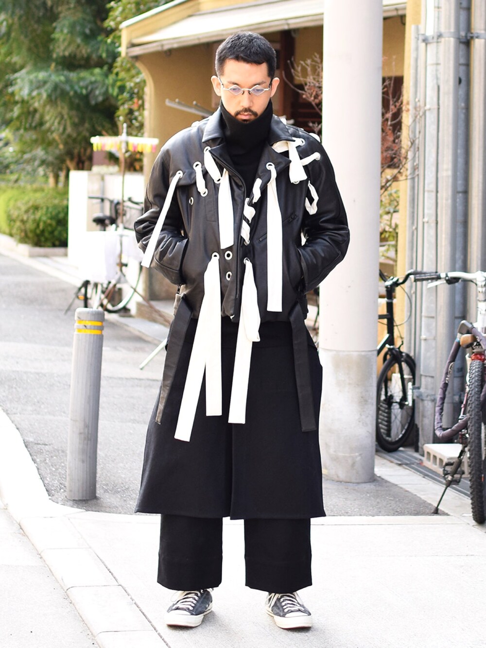 ブラック系のライダースジャケット、ブラック系のニット/セーター、ブラック系のその他パンツを着用したメンズの秋コーディネートの1枚目の写真