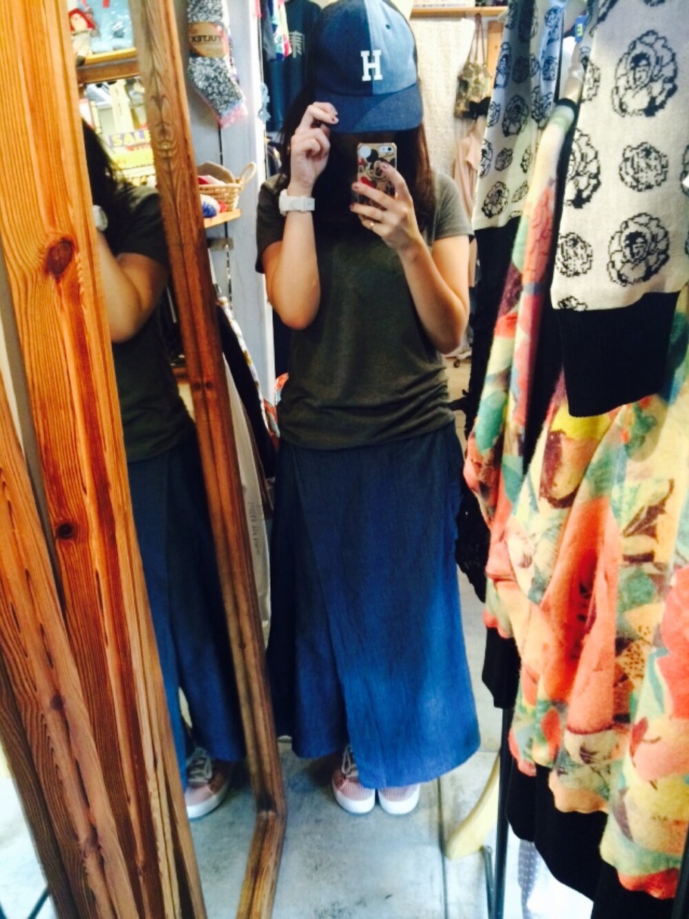 「キャップ、デニム、エプロンスカート」｜「GUのアイテム（Tシャツ/カットソー、グレー系）」を使った、mamikoさん（レディース・156cm）の夏コーディネートの1枚目の写真