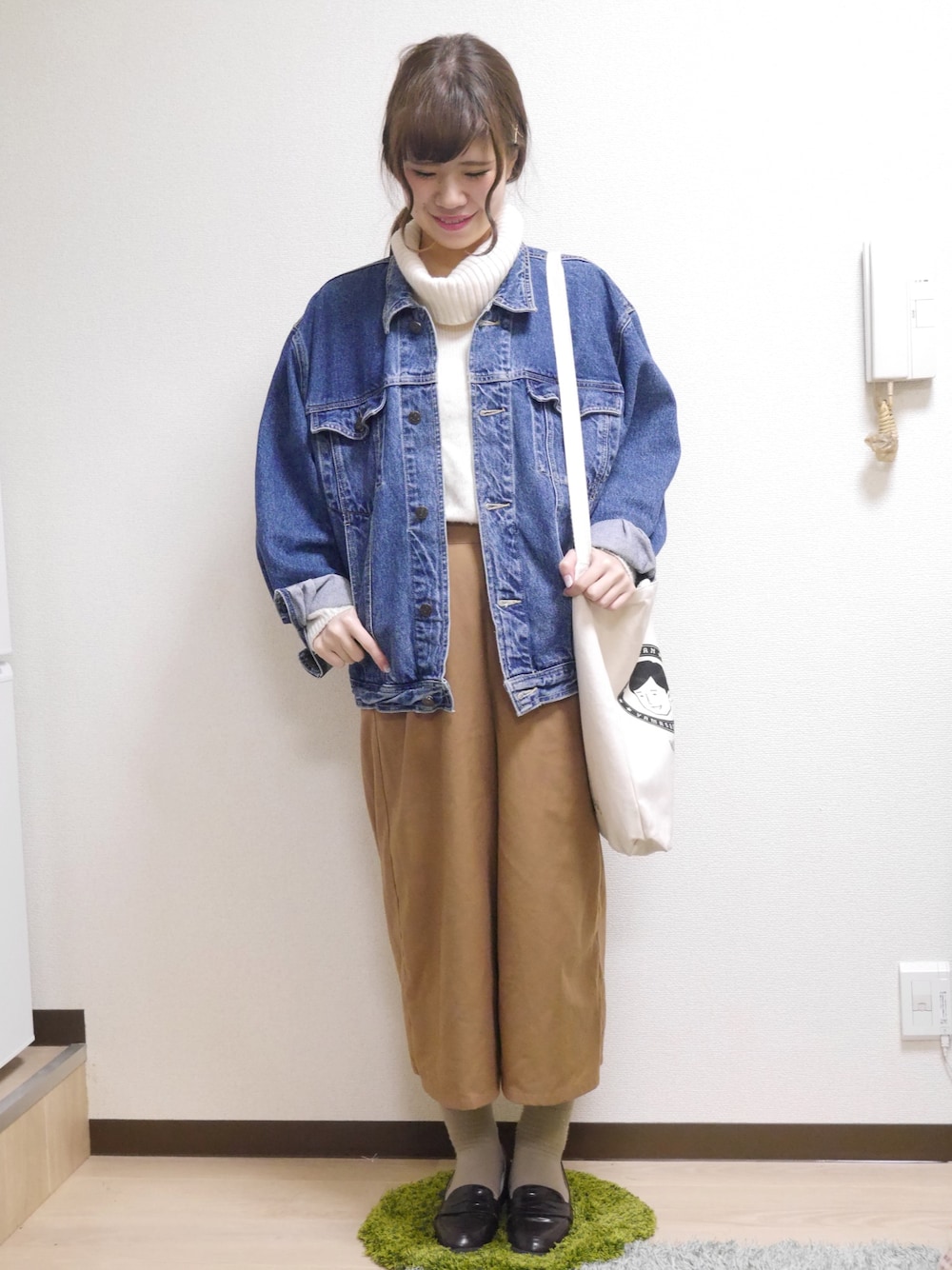 「Gジャン、古着、オーバーサイズ、古着MIX、タートルネック、白ニット、ガウチョパンツ、冬、アースミュージック＆エコロジー、ゆるコーデ」｜「earth music&ecologyのＡラインタートルネックチュニック（Tシャツ/カットソー、ホワイト系）」を使った、みきはうすさん（レディース・162cm）の冬コーディネートの1枚目の写真