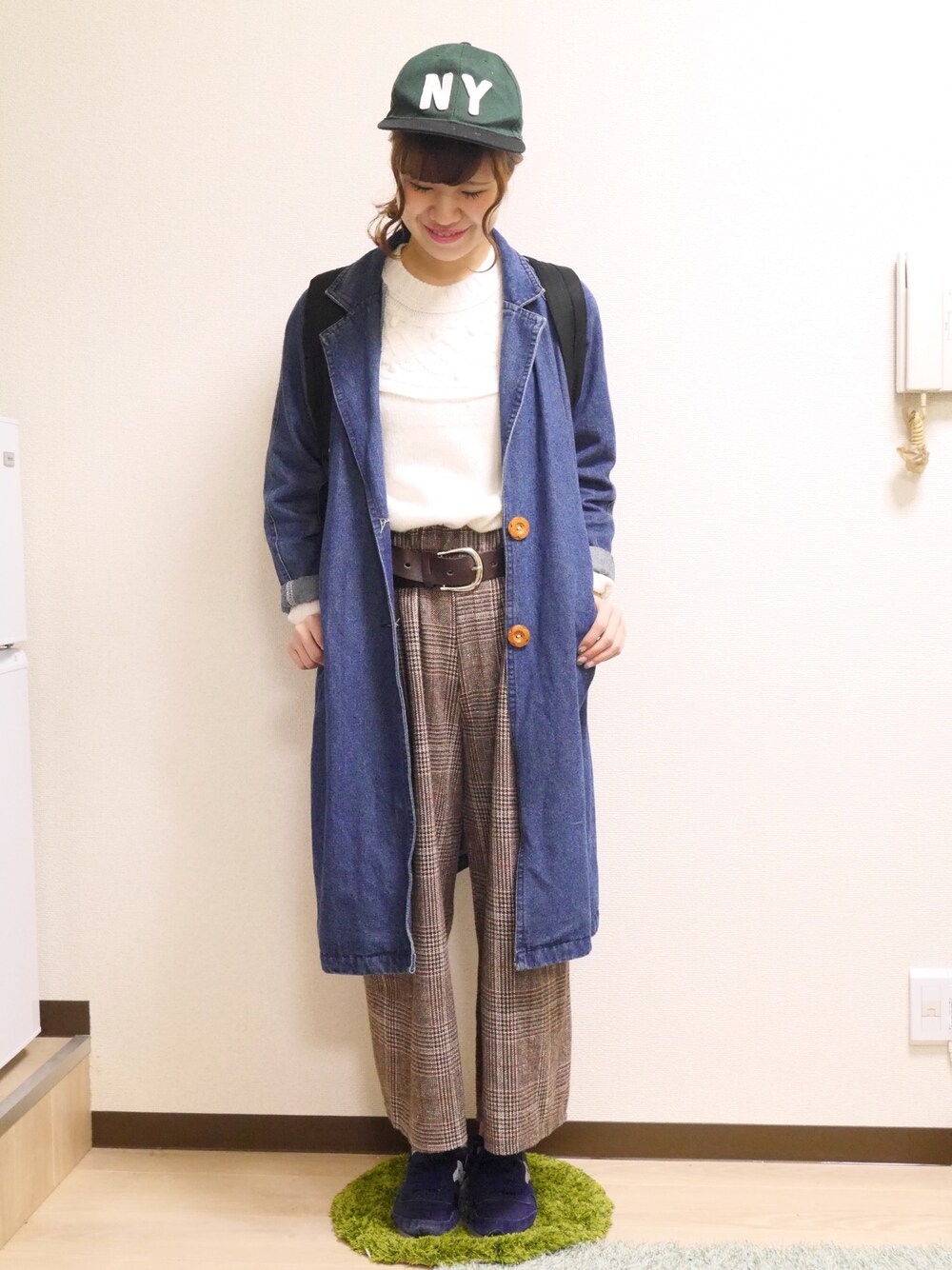 「デニムコート、ロングコート、ワイドパンツ、チェックパンツ、古着、キャップ、白ニット、アースミュージック＆エコロジー、スニーカー、春が待ち遠しい」｜「earth music&ecologyの衿ケーブルニットプルオーバー（ニット/セーター、ホワイト系）」を使った、みきはうすさん（レディース・162cm）の冬コーディネートの1枚目の写真