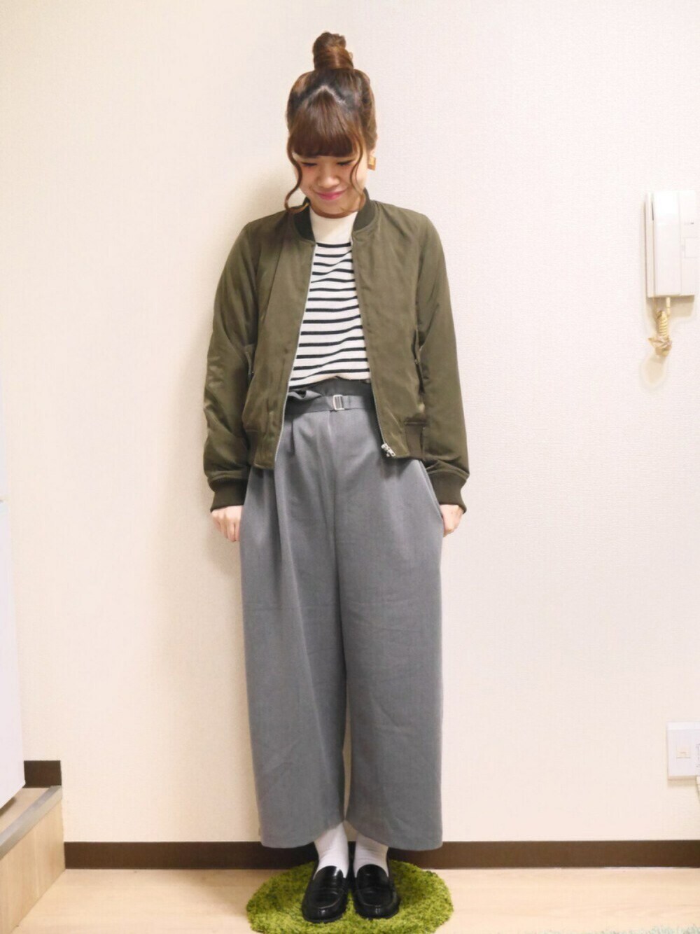 「MA-1、ボーダートップス、ハイネック、ワイドパンツ、パンツスタイル、アースミュージック＆エコロジー、earth music&ecology、winter、おだんごヘアー、ハイウエスト」｜「earth music&ecologyのアイテム（ブルゾン、グリーン系）」を使った、みきはうすさん（レディース・162cm）の冬コーディネートの1枚目の写真