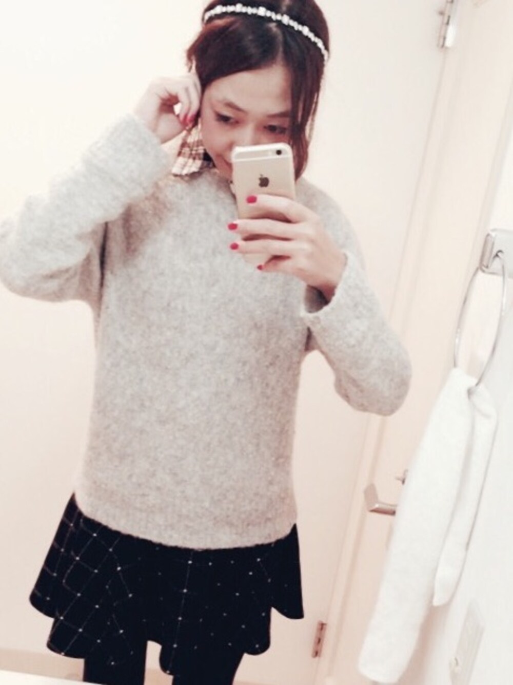 「dholic、Mila Owen、H&M、ビジュー、ヘアバンド、ヘッドアクセ、ミニスカート、carnet」｜「Mila Owenのアイテム（ニット/セーター、グレー系）」を使った、Cさん（レディース・167cm）の冬コーディネートの1枚目の写真