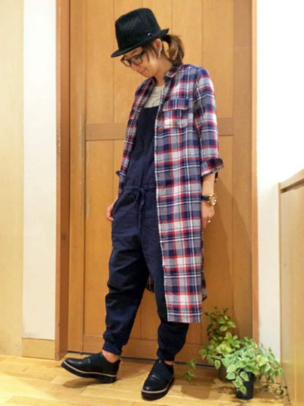 ブルー系のサロペット/オーバーオール、その他のシャツワンピース、グレー系のTシャツ/カットソーを着用したレディースの秋コーディネートの1枚目の写真