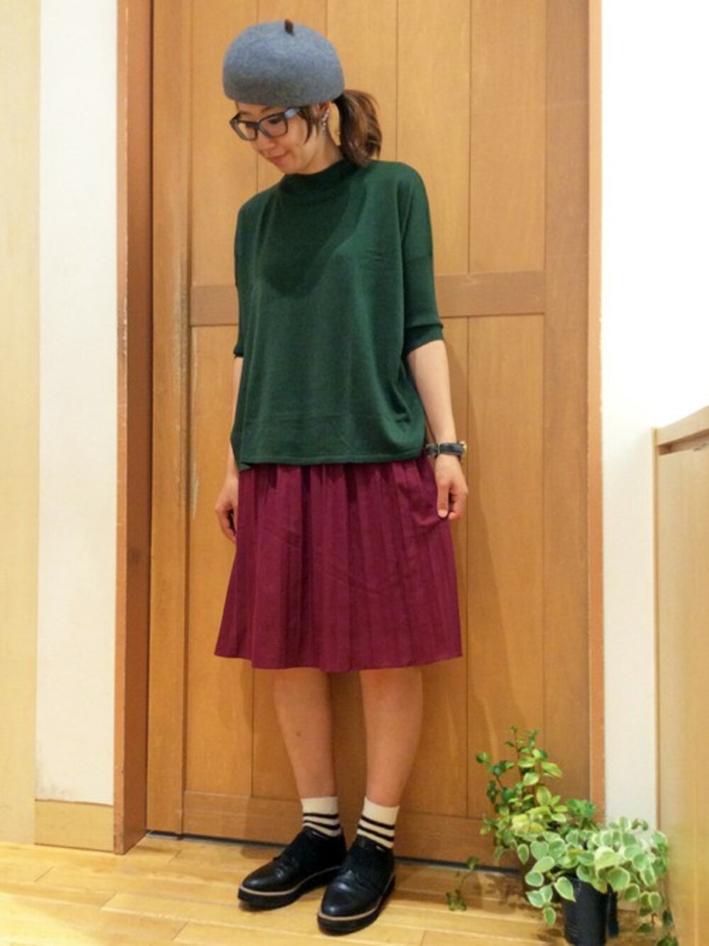 グリーン系のニット/セーター、その他のスカート、ブラック系のその他シューズを着用したレディースの秋コーディネートの1枚目の写真