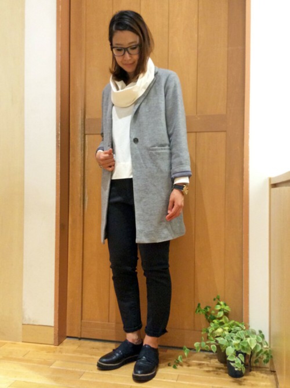 ブラック系のその他シューズ、グレー系のチェスターコート、ホワイト系のシャツ/ブラウスを着用したレディースの秋コーディネートの1枚目の写真