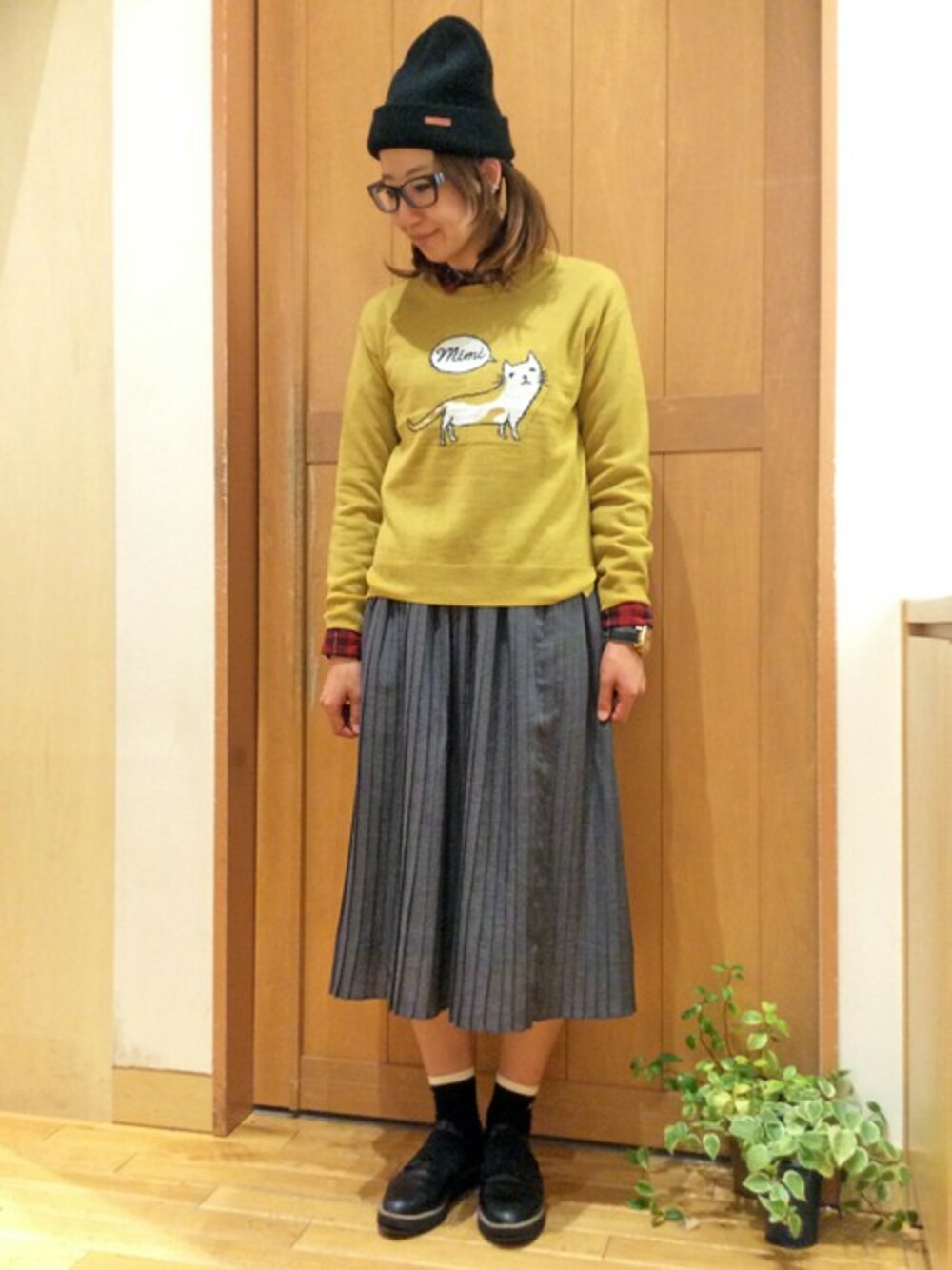 イエロー系のニット/セーター、その他のシャツ/ブラウス、グレー系のスカートを着用したレディースの秋コーディネートの1枚目の写真