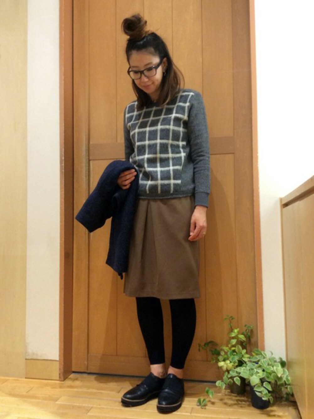 グレー系のニット/セーター、ブラウン系のスカート、ブラック系のその他シューズを着用したレディースの冬コーディネートの1枚目の写真