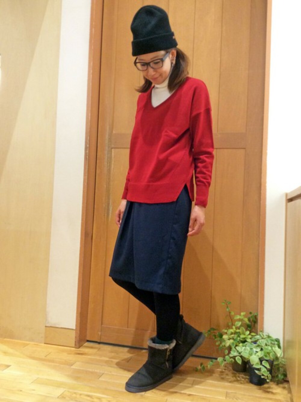 その他のニット/セーター、ブルー系のスカート、ホワイト系のTシャツ/カットソーを着用したレディースの冬コーディネートの1枚目の写真