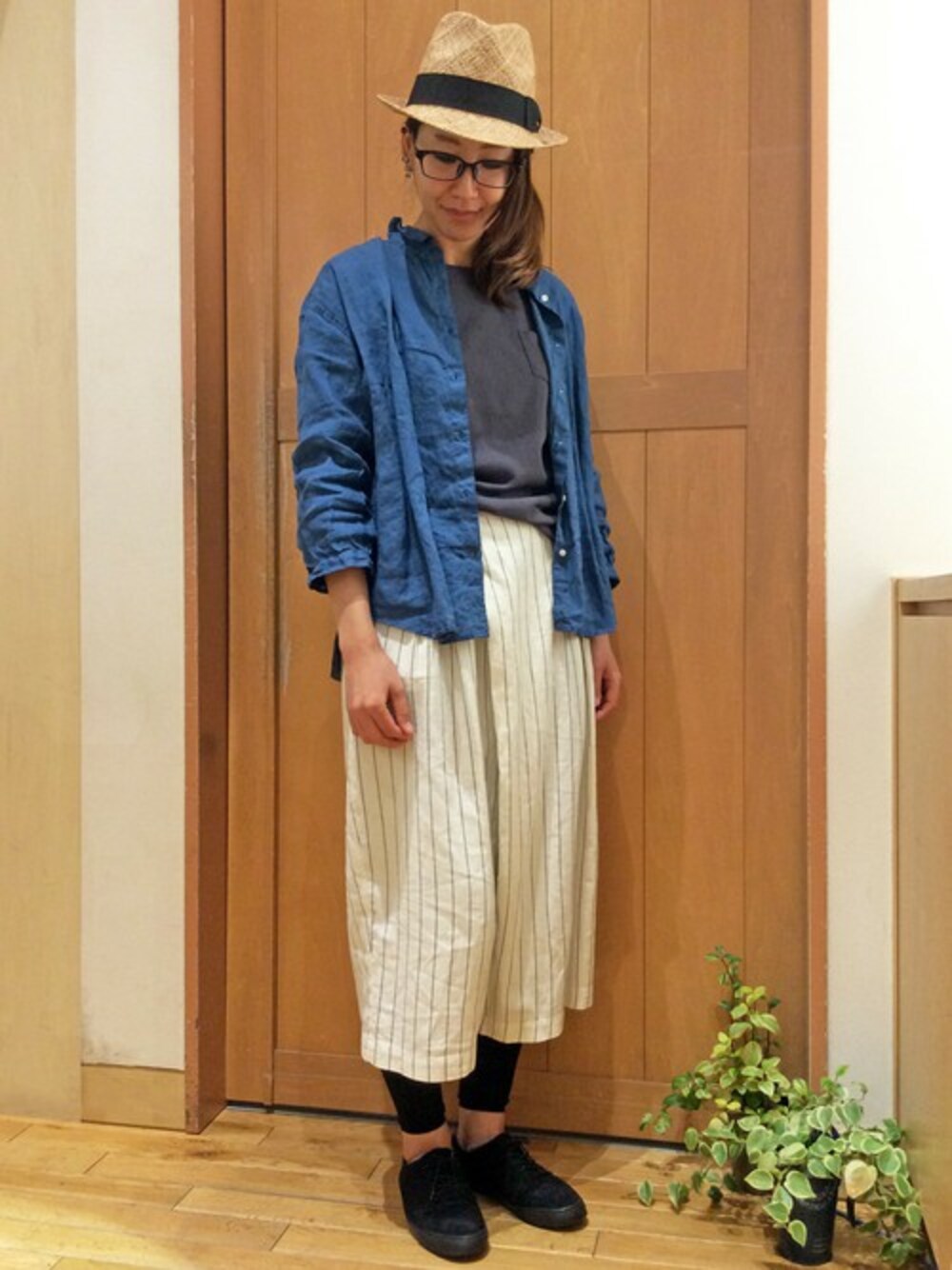 ホワイト系のその他パンツ、ブルー系のシャツ/ブラウス、ブラック系のハットを着用したレディースの春コーディネートの1枚目の写真