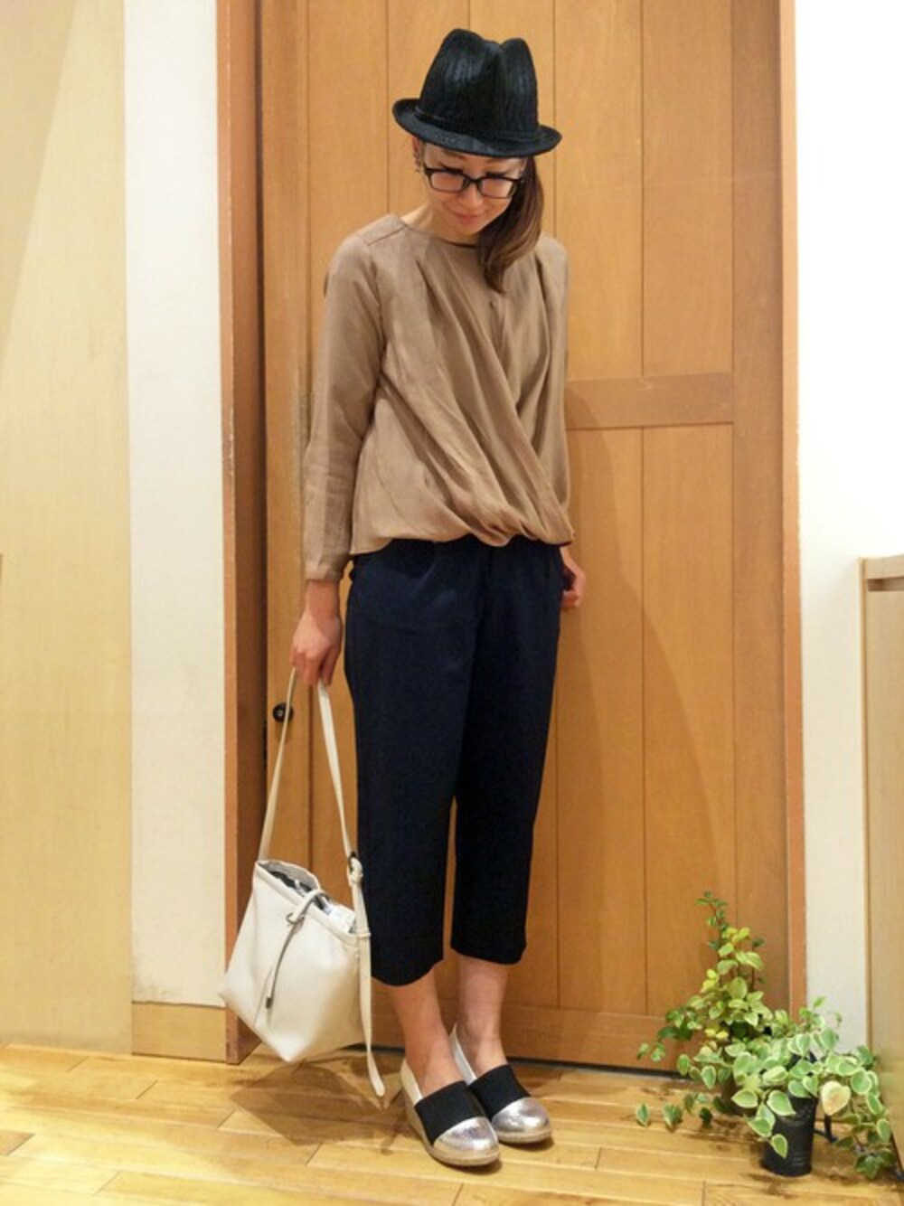 ベージュ系のシャツ/ブラウス、ブルー系のその他パンツ、ホワイト系のショルダーバッグを着用したレディースの春コーディネートの1枚目の写真