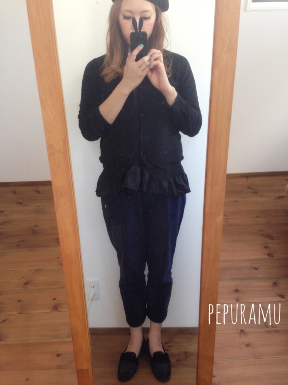 ブラック系のその他シューズを着用したレディースの春コーディネートの1枚目の写真