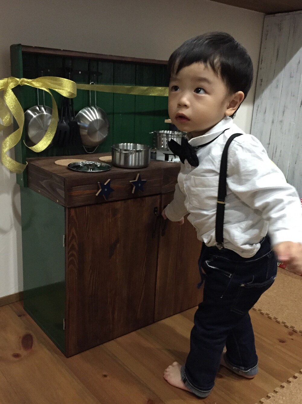「パーティースタイル、誕生日、蝶ネクタイ、シャツ×デニム」｜「MARKEY'Sのマーキーズデニムパンツ（デニムパンツ、ブルー系）」を使った、mumuさん（キッズ・80cm）の冬コーディネートの1枚目の写真