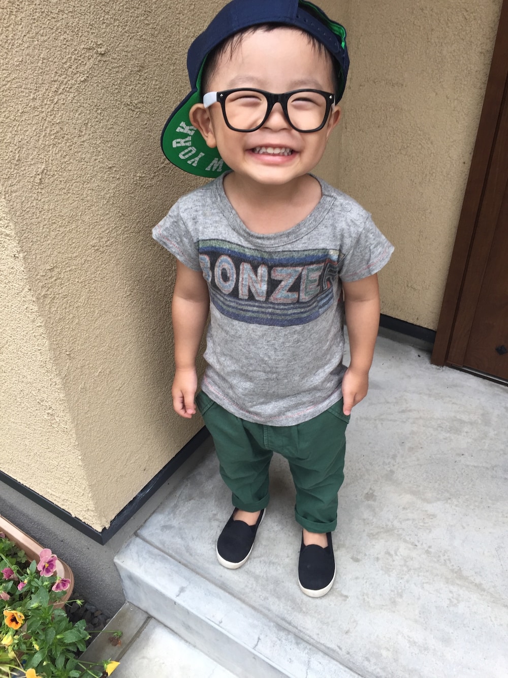 グレー系のTシャツ/カットソー、グリーン系のその他パンツ、ブラック系のスニーカーを着用したキッズの夏コーディネートの1枚目の写真