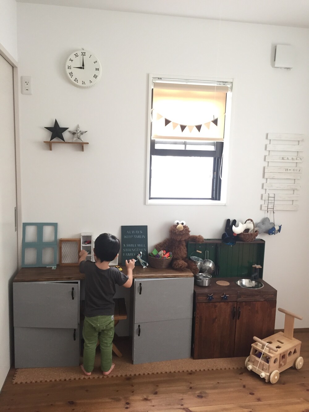 「2歳、子供部屋、マーキーズ、カーキ、グレー」｜「MARKEY'Sのアイテム（Tシャツ/カットソー、グレー系）」を使った、mumuさん（キッズ・90cm）の夏コーディネートの1枚目の写真