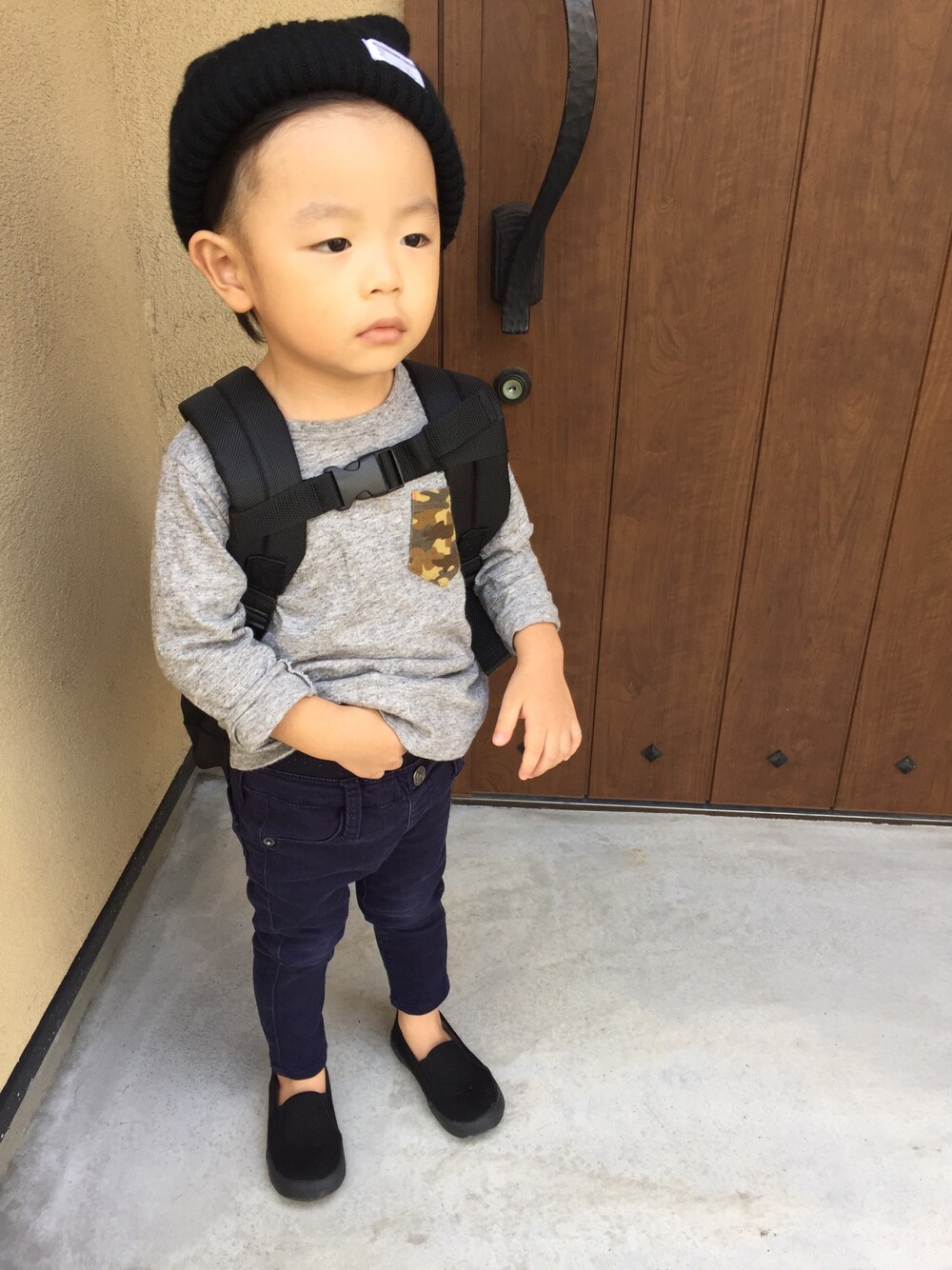 「服バカ、定番コーデ、秋コーデ、2歳、男の子、シンプル、リュック」｜「Ampersandの無地リュック（バックパック/リュック、ブラック系）」を使った、mumuさん（キッズ・90cm）の秋コーディネートの1枚目の写真