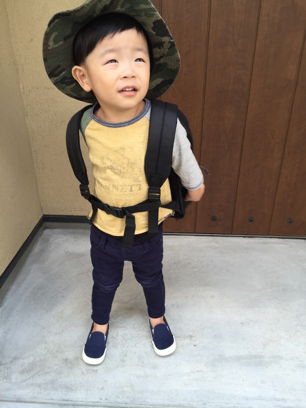 「キッズ、2歳、ラグランTシャツ、リュック、秋のコーデ、男の子、プチプラ」｜「Ampersandの無地リュック（バックパック/リュック、ブラック系）」を使った、mumuさん（キッズ・90cm）の秋コーディネートの1枚目の写真