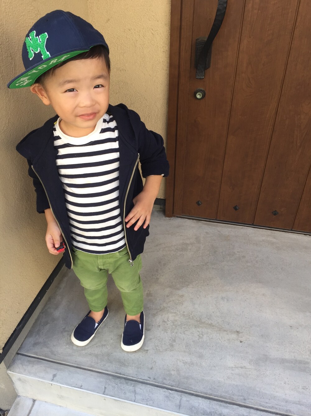 「パーカー、ボーダートップス、2歳、H&M、キャップ、公園、プチプラコーデ、男の子、キッズコーデ」｜「GLOBAL WORKのカラージップパーカKIDS/554539（パーカー、ブルー系）」を使った、mumuさん（キッズ・90cm）の秋コーディネートの1枚目の写真