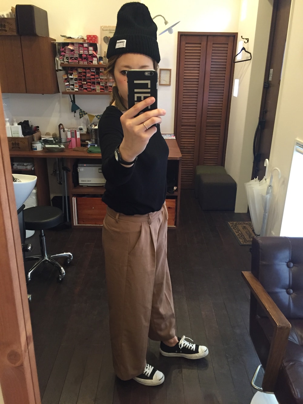 「プチプラ、ニット帽、ワイドパンツ、GU、H&M、ジャックパーセル、スニーカー」｜「H&Mのアイテム（ニット/セーター、ブラック系）」を使った、mumuさん（レディース・168cm）の秋コーディネートの1枚目の写真