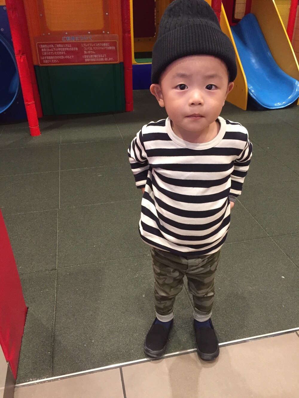 「しましま感謝祭、しましま、男の子、カモフラ、ボーダー、3歳」｜「無印良品のアイテム（Tシャツ/カットソー、ホワイト系）」を使った、mumuさん（キッズ・90cm）の秋コーディネートの1枚目の写真